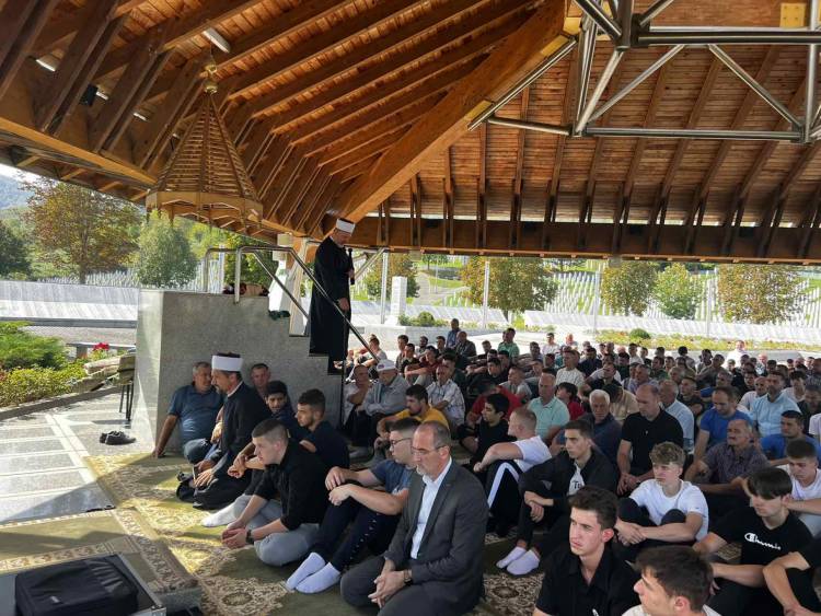 Muftija travnički predvodio džuma-namaz na musalli Memorijalnog centra u Potočarima 